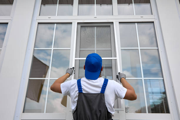 Poseur installant une fenêtre dans une maison